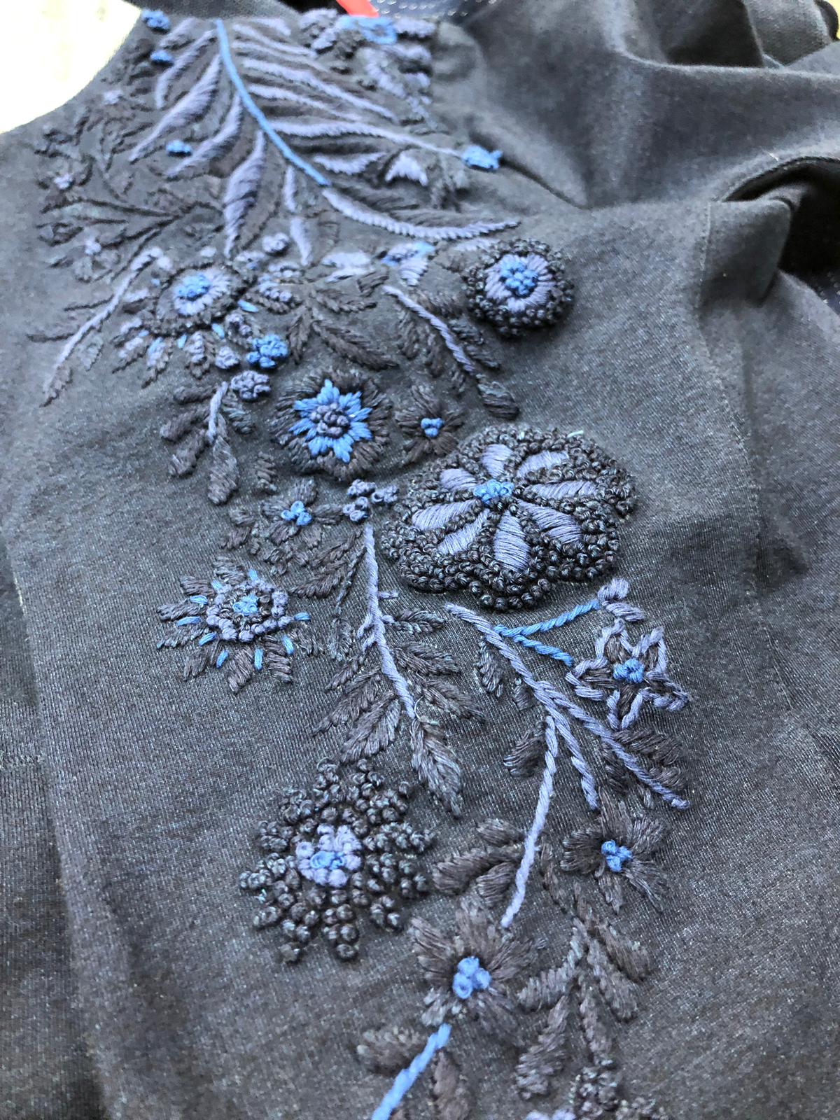 Ricamo indaco per prototipo Infiknity denim knitwear per Arvind