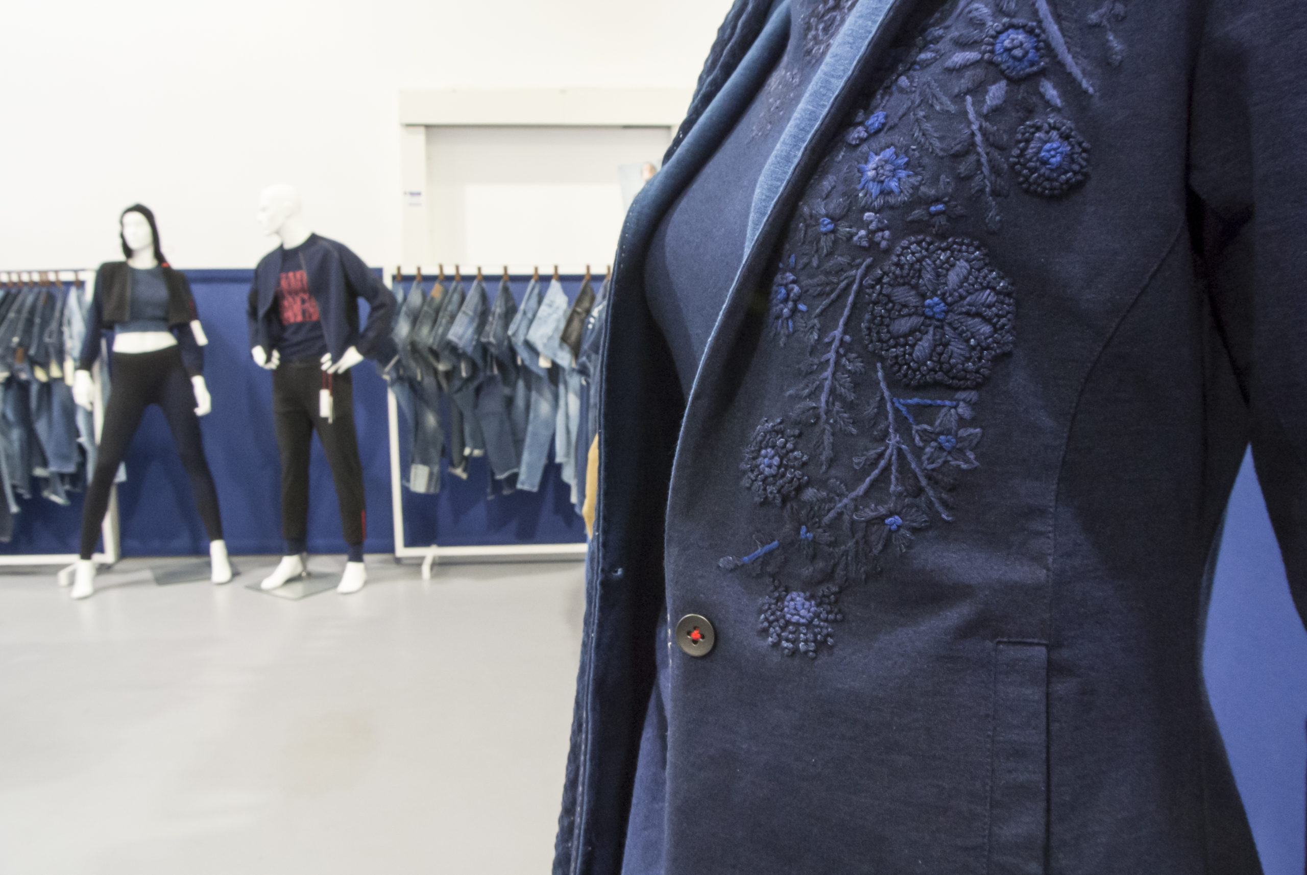 Ricamo indaco per prototipo Infiknity denim knitwear per Arvind