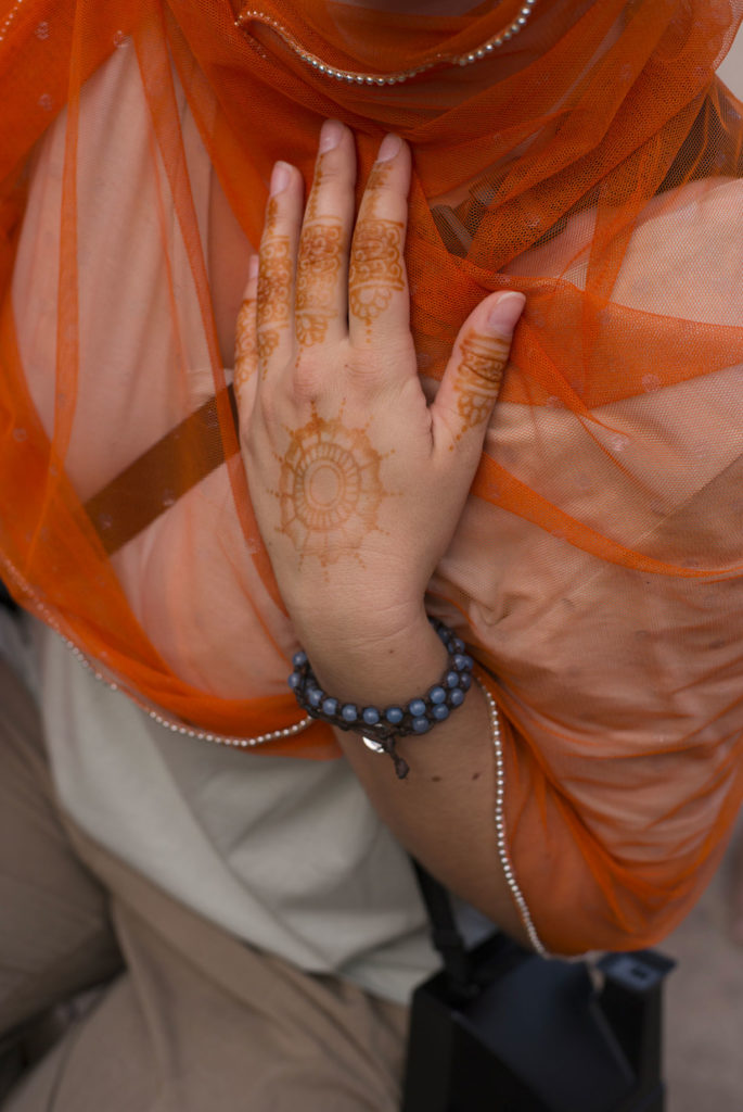 Tradizionale disegno mehndi sulla mano della fotografa Eleonora De Martin