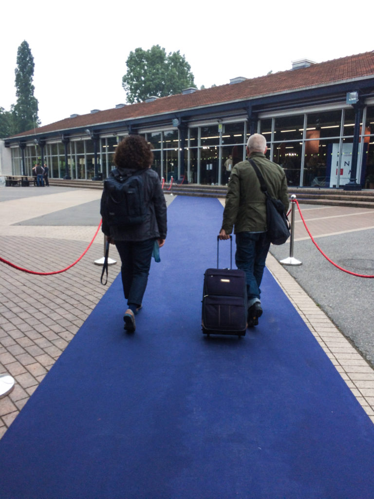 Lucia e Diego si incamminano verso la fiera Denim Première Vision